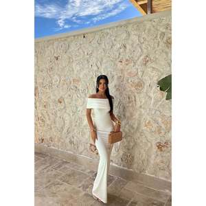 Robe de bal blanche Brunella, détails pailletés au dos, manches courtes, longueur ras du sol, style élégant pour soirée, fleurs 3D, design simple - Product Image 5