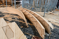 Escalera Espiral Curva Moderna de Lujo para Villa con Barandilla de Hierro Forjado y Pasamanos de Madera Sólida