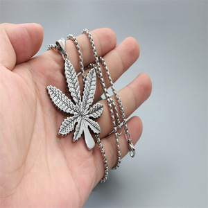Yunnique – collier avec pendentif en forme de feuille, en acier inoxydable, bijoux unisexes à la mode, cadeau - Product Image 4