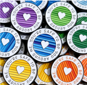 Nuova Tendenza 2026: <span class=keywords><strong>Badge</strong></span> in Metallo Personalizzato con Stampa Letterpress, Pin in Smalto 3D 'You're Safe to Be You Me' Cuore Arcobaleno, Vendita all'Ingrosso - Product Image 4