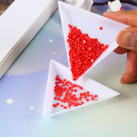 Plateau triangulaire en plastique pour nail art, plateau de tri et de rangement pour perles, mini palette organisatrice pour charms d'ongles, rangement pour strass et bijoux