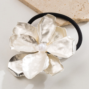 Nouvelles Tendances : Accessoires <span class=keywords><strong>Cheveux</strong></span> <span class=keywords><strong>Femme</strong></span> – Élastique à <span class=keywords><strong>Cheveux</strong></span> Personnalisé en Plaqué Or et Argent avec Fleur et Perle pour <span class=keywords><strong>Queue</strong></span> <span class=keywords><strong>de</strong></span> <span class=keywords><strong>Cheval</strong></span> - Product Image 4