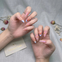 Kuku Palsu Warna Pink Nude Iridescent Musim Panas dengan Pinggiran Biru, Bunga 3D Transparan, Bentuk Almond Panjang, Aksen Mutiara, Pemasok Kuku Grosir