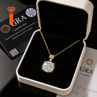 Pendentif Prêt à Expédier en Argent Sterling 925 Plaqué Or avec Moissanite DVVS Rond Trilogie et Chaîne Câble à Quatre Griffes, Testeur de Diamant