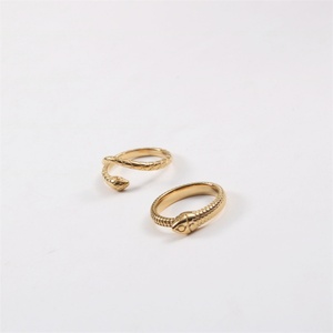 Anillo Delicado Chapado en Oro de 18k, Anillo de Acero Inoxidable con Forma de Serpiente - Product Image 5