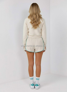 Set di Abbigliamento da Pickleball per Donna all'Ingrosso, Logo Personalizzato, Felpa Corta con Colletto a Polo, Pantaloncini Plissettati, Completo Sportivo Preppy in 2 Pezzi - Product Image 3