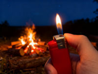 Briquet électrique au butane en plastique classique rechargeable, rouge, avec verrou de sécurité, personnalisable (publicités/logos), pour l'extérieur, certifié ISO9994