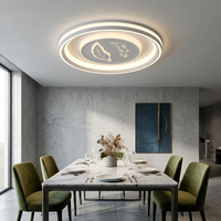 Intérieur de luxe, nouvelle lumière mettant en valeur des éléments botaniques décoratifs et un vent contrôlé à distance pour des espaces modernes sophistiqués
