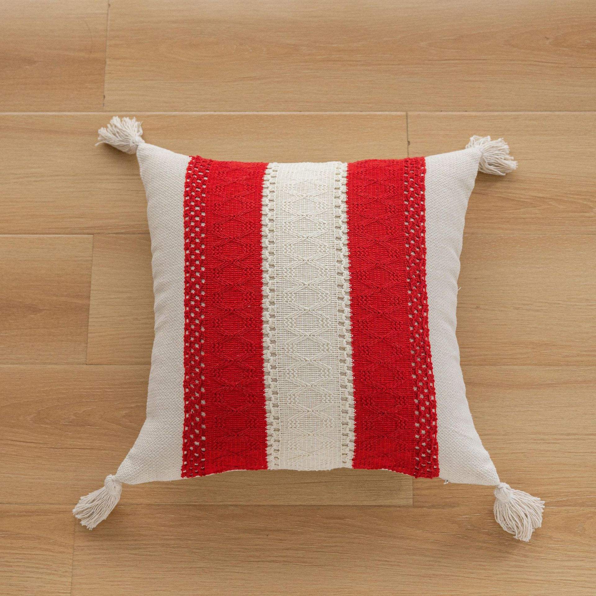 พู่สีแดงกว้าง