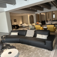Convient au grand espace du salon de la villa, ensemble de canapés modernes, simples et de haute qualité en cuir épais de forme spéciale.