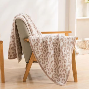 بطانية مريحة مخصصة بنقشة الفهد باللون الأخضر السحري، مصنوعة من البوليستر 100٪ - Product Image 2