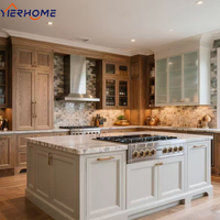 Cuisine moderne de luxe en bois massif bicolore, modulaire, du sol au plafond, avec îlot multifonctionnel, poignées et robinet, spécifique à la villa