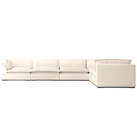 Canapé-lit modulable de luxe en L pour salon d'appartement, avec accoudoirs effilés, bordure discrète et coussins moelleux en peluche