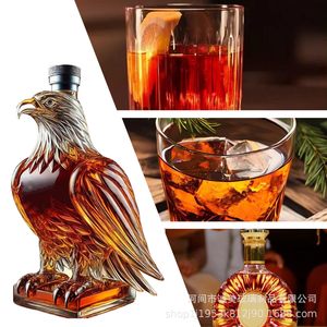 Carafe à liqueur en <span class=keywords><strong>verre</strong></span> en forme d'aigle artistique 350 ml, bouteille à vin soufflée à la main avec motif de faucon pour whisky, brandy et accessoires de bar - Product Image 1