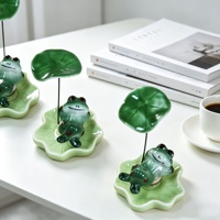 Figurine de grenouille en céramique, grenouille mignonne peinte à la main sur feuille de lotus, mini ornement de grenouille verte, sculpture décorative fantaisiste de grenouille