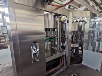 Machine automatique de remplissage de boissons, shampooings, gels et poudres avec contrôle PLC, haute précision et compatibilité multi-matériaux pour flacons en verre
