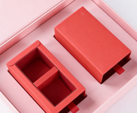 Boîte cadeau rigide en carton rouge à compartiments, fermeture magnétique, pelliculage mat, gaufrage, doublure en éponge, haut de gamme, écologique, recyclable