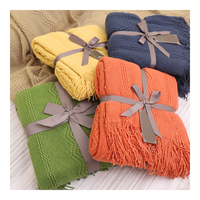 Bonne vente Couvertures tricotées en acrylique à la texture de canapé-lit de couleur unie et de créateur avec logo personnalisé jetés avec pompon