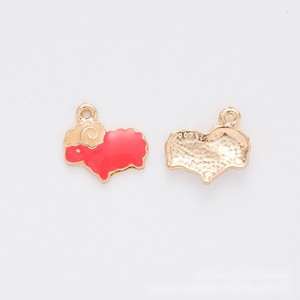 Pendentif agneau en alliage doré avec breloque émail Corne Bouclée pour mobile de chambre d'enfant ou de baby shower - Product Image 4