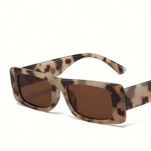Gafas de Sol Rectangulares Planas Personalizadas al por Mayor, Gafas de Sol Cuadradas Pequeñas de Color Caramelo con Protección UV400 para Mujer - Product Image 4