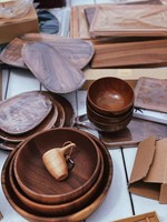 Plateaux de rangement en bois d'acacia pour assiettes à dîner individuelles, finition laquée sculptée et huilée, utilisation classique en cuisine et salon, portable