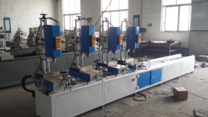 Machine <span class=keywords><strong>de</strong></span> fabrication <span class=keywords><strong>de</strong></span> fenêtres en aluminium Eworld avec moteur, quatre têtes, quatre stations, 220V/380V, puissance 3500W, facile à utiliser - Product Image 3