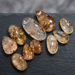Lot en gros de cabochons en quartz naturel blanc, pierres précieuses en vrac pour bijoux, avec effet œil de chat et formes variées - Product Image 1