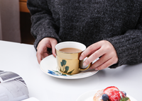 Ensemble tasse et soucoupe en céramique et porcelaine, design moderne et luxueux, motif floral, effet miroir réfracteur, pour café et thé, écologique et durable