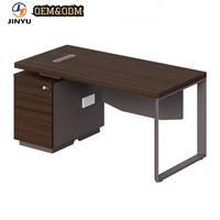 Bureau de direction moderne avec plateau en noyer, tiroir, piétement en métal à pieds en U et passe-câbles pour bureau