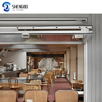 Écran de fenêtre pliant moderne à commande électrique pour la cuisine extérieure de l'hôtel, le sous-sol et la villa utilisent une persienne verticale