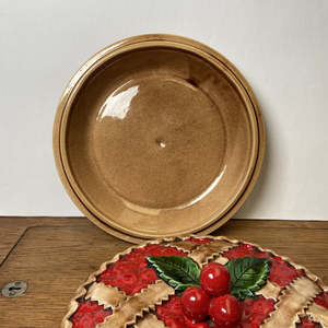 Plat à tarte en céramique rouge avec couvercle - Product Image 3