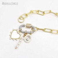 NM58867 Collier ras du cou pour femme plaqué or 18 carats avec pendentif cœur, chaîne maille trombone, fermoir mousqueton serti de zircone cubique et pendentif perle