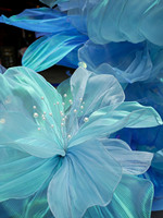 Installation géante en organza bleu effet cascade, décoration vague bleue dégradée pour l'atrium des centres commerciaux et les événements estivaux