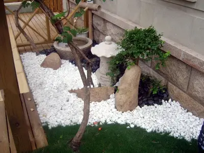 Factory price little Resin Bond Gravel Terrazzo Stone Chips Pebble Stones Used For Garden Landscaping And Road Paving