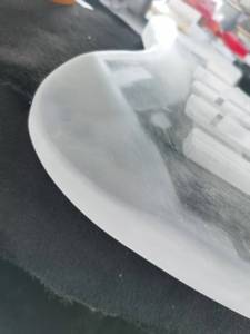 Tamamen şeffaf akrilik malzemeden yapılmış yüksek kaliteli bir elektro gitar - Product Image 4