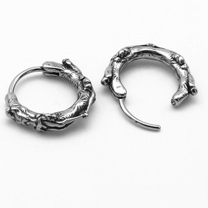 Pendientes de Aro con Diseño de Esqueleto, Unisex, Estilo Gótico, Acero Inoxidable 316, Titanio, Fácil de Quitar, Marca Yunnique - Product Image 3