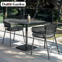 Ensemble table et chaises de salle à manger d'extérieur en bois tressé, moderne et simple, imperméable et durable, service personnalisé pour cour, villa, hôtel