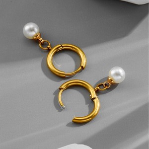 ACEWORKS Boucles d'oreilles pendantes en acier inoxydable plaqué or 18 carats pour femme, imitation perle blanche |   Léger, minimaliste, vintage - Product Image 4