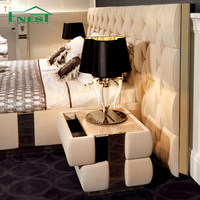 Juego de Muebles de Dormitorio Principal para Villa de Lujo, Diseño Italiano, Cama King Tapizada en Terciopelo con Mesitas de Noche Integradas