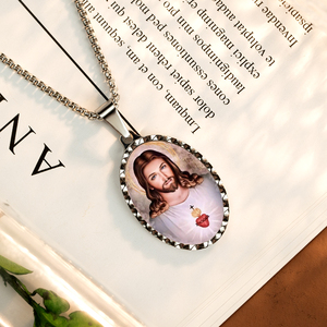 GIVELUCK Ciondolo Religioso Sacro Cuore di Gesù in Acciaio Inox Placcato Argento Antico, Regalo Unisex - Product Image 1