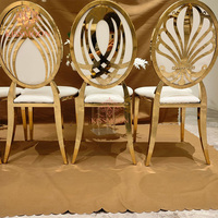 Chaises de mariage modernes de luxe pour hôtel, empilables, durables, démontables, avec pieds Saber, structure en acier inoxydable doré, revêtement en cuir PU blanc