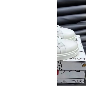 Baskets basses en cuir blanc, chaussures décontractées unisexe avec logo embossé, chaussures de skate classiques entièrement blanches - Product Image 3