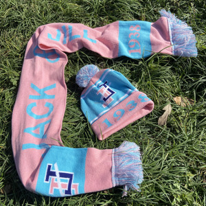 Set <span class=keywords><strong>Sciarpa</strong></span>, Cappello <span class=keywords><strong>e</strong></span> <span class=keywords><strong>Guanti</strong></span> JJOA per Donne, Rosa Chiaro <span class=keywords><strong>e</strong></span> Blu, con Lettere Greche, Confraternita 'Dal 1938', Jack and Jill of America - Product Image 1