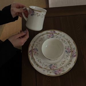 Vaisselle en céramique florale romantique <span class=keywords><strong>de</strong></span> style français du sud <span class=keywords><strong>de</strong></span> la <span class=keywords><strong>France</strong></span>, ensemble <span class=keywords><strong>de</strong></span> vaisselle colorée pour <span class=keywords><strong>café</strong></span> à la maison, avec assiettes et soucoupes - Product Image 1