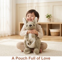 Peluche mignonne de kangourou debout avec un joéy dans sa poche, couleur taupe et crème, animal en peluche pour la décoration moderne des canapés et comme cadeau de chambre