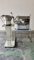 Machine de remplissage et de bouchage automatique de liquides avec table, machine de remplissage de bouteilles de café liquide avec alimentation par vibration