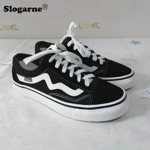 รองเท้าผ้าใบลำลองสำหรับนักเรียนใหม่ปี 2025 รุ่นสปริง-ซัมเมอร์ รองเท้าผ้าใบผู้ชาย รองเท้าลำลองผู้หญิง รองเท้ากีฬาแบบยูนิเซ็กซ์ รองเท้าแบนแฟชั่น รองเท้าผ้าใบอินเทรนด์ - Product Image 2