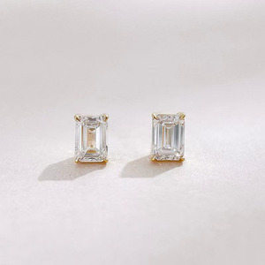 Boucles d'oreilles minimalistes solitaires à 4 griffes en or jaune 18 carats avec diamant de laboratoire taille émeraude, boucles d'oreilles fines, manchette d'oreille, boucles d'oreilles en diamant - Product Image 2
