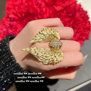 Sotheby's Vintage pluma dorada Flash diamante perla collar traje Deep Sea Shell Beads niños aleación alas gema broche alfileres - Product Image 3