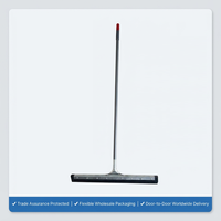 Vente en gros : Balai à raclette de sol 60 cm (24 pouces) à double lame en caoutchouc avec manche métallique de 130 cm pour le nettoyage des sols de garages et d'entrepôts